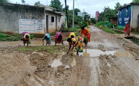 ରାସ୍ତାରେ ଧାନ ତୋଳି ରୋଇ ପ୍ରତିବାଦ କଲେ ତାଲିଆମ୍ବା ସାହି ମହିଳା।