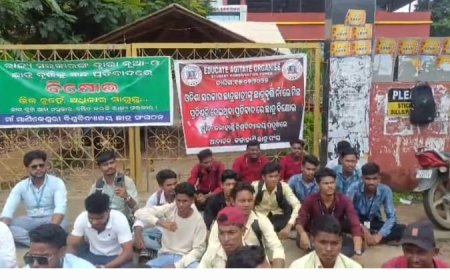 ସ୍ଥାୟୀ ନିଯୁକ୍ତି ଦାବିରେ ଭବାନୀପାଟଣା ଓମ୍ଫେଡ ଆଞ୍ଚଳିକ ଦୁଗ୍ଧ ସଙ୍ଘ କର୍ମଚାରୀଙ୍କ କାର୍ଯ୍ୟବନ୍ଦ ଆନ୍ଦୋଳନ।
