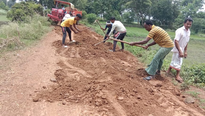 ଚାନ୍ଦା ଆଦାୟ କରି ରାସ୍ତା ମରାମତି କଲେ କପାଟପାଣି ଗ୍ରାମବାସୀ ।