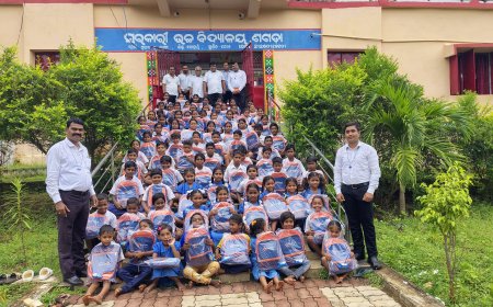 ଫ୍ୟୁଜନ ଫାଇନାନ୍ସ ଭବାନୀପାଟଣା ତରଫରୁ ସାମାଜିକ କାର୍ଯ୍ୟକ୍ରମ ଅନୁଷ୍ଠିତ  ଗ୍ରାମାଞ୍ଚଳ କ୍ଷେତ୍ରରେ ଛାତ୍ରଛାତ୍ରୀଙ୍କ ଉଦ୍ଧେଶ୍ୟରେ ପାଠ୍ୟଉପକରଣ ବଣ୍ଟନ