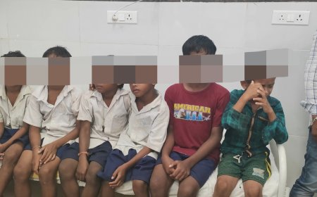 ଶୋଇଥିବା ବେଳେ ଛାତ୍ରଙ୍କ ଆଖିରେ ଫେବିକୁଇକ ଅଠା ଲଗାଇଦେଲେ ସହପାଠୀ ୭ ଜଣ ଗୁରୁତରଙ୍କୁ ଫୁଲବାଣୀ ମେଡ଼ିକାଲ ଭର୍ତ୍ତି।