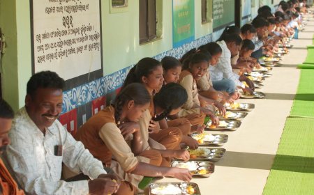 ଶିଶୁ ଦିବସରେ ସ୍କୁଲ ୟୁନିଫର୍ମ ବଣ୍ଟନ କାର୍ଯ୍ୟକ୍ରମରେ ବିଧାୟକଙ୍କ ଯୋଗଦାନ ।