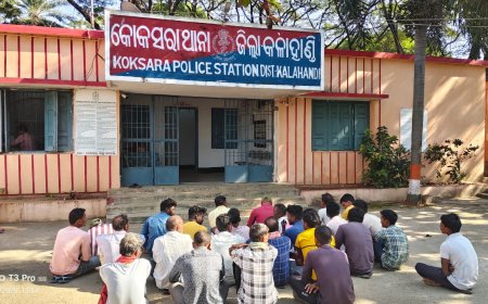 କଳାହାଣ୍ଡିଜିଲ୍ଲା, କୋକସରା ଥାନା ଅଭିଯୁକ୍ତକୁ ଗିରଫ ଓ କାର୍ଯ୍ୟାନୁଷ୍ଠାନ ଦାବି ରେ ଥାନା ଆଗରେ ଧାରଣା,କୋର୍ଟ ଚାଲାଣ ପରେ ପ୍ରତ୍ୟାହୃତ।