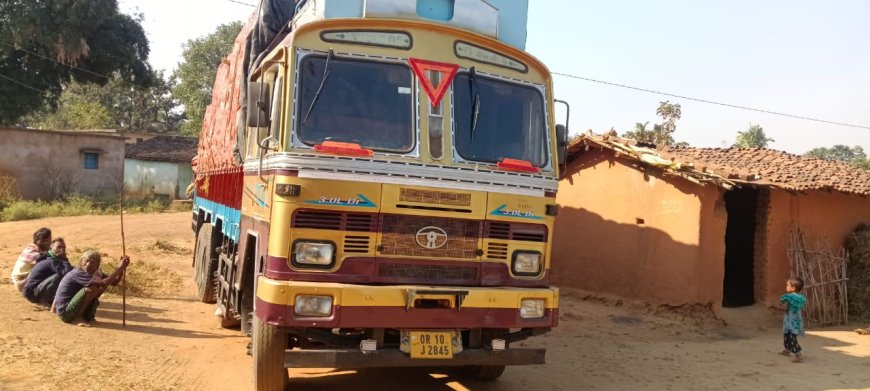 ସାର ବୋଝେଇ ଟ୍ରକକୁ ଅଟକ ରଖିଲେ ଗ୍ରାମବାସୀ।