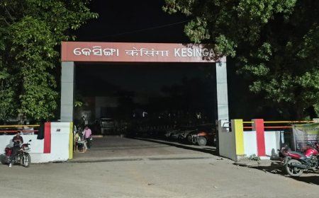 କେସିଙ୍ଗା ରେଲୱେ ଷ୍ଟେସନରେ ୩୦ ମିନିଟ୍ ବିଦ୍ୟୁତ ବିଚ୍ଛିନ୍ନ ଅନ୍ଧକାରରେ ଯାତ୍ରୀ , ପ୍ରଶାସନ ଉପରେ ପ୍ରଶ୍ନ?
