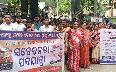 ଭୋଟର ତାଲିକାରୁ ନାମ ନ କଟିବାକୁ ସଚେତନତା: ଦେଢ଼ କିଲୋମିଟର ପଦଯାତ୍ରାରେ ଉପଜିଲାପାଳ