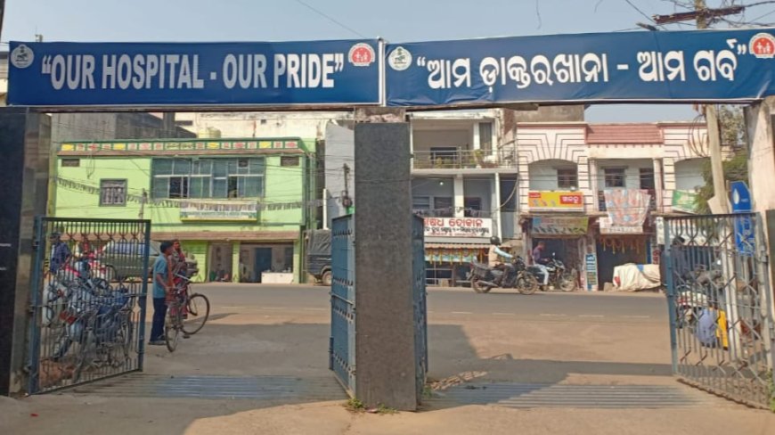 ଅଳ୍ପକେ ଟଳିଗଲା ବଡ଼ ଅଘଟଣ: କେସିଙ୍ଗା ମେଡିକାଲ ଓପିଡି ଉପରେ ଭାଙ୍ଗି ପଡ଼ିଲା ବିରାଟ ପିପଳ ଗଛ