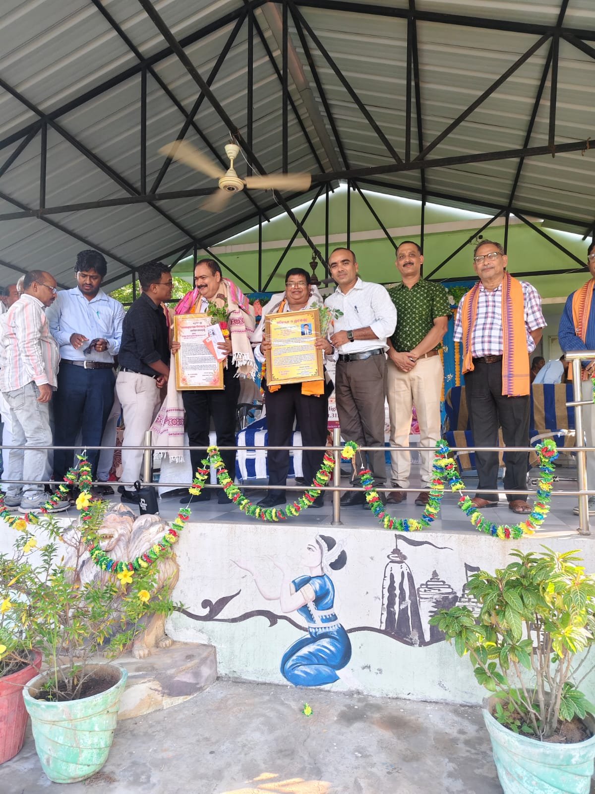 ସମଲେଶ୍ୱରୀ ହାଇସ୍କୁଲ, କୁଣ୍ଡାବନ୍ଧରେ ଦୁଇ ବରିଷ୍ଠ ଶିକ୍ଷକଙ୍କୁ ଭାବବିହ୍ୱଳ ବିଦାୟ ସମ୍ବର୍ଦ୍ଧନା