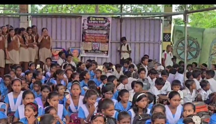 ଦୁଇ ଶିକ୍ଷକଙ୍କ ଡେପୁଟେସନ୍‌କୁ ବିରୋଧ: ସ୍କୁଲରେ ତାଳା ପକାଇ ଧାରଣାରେ ବସିଲେ ଛାତ୍ରଛାତ୍ର ଓ ଅଭିଭାବକ