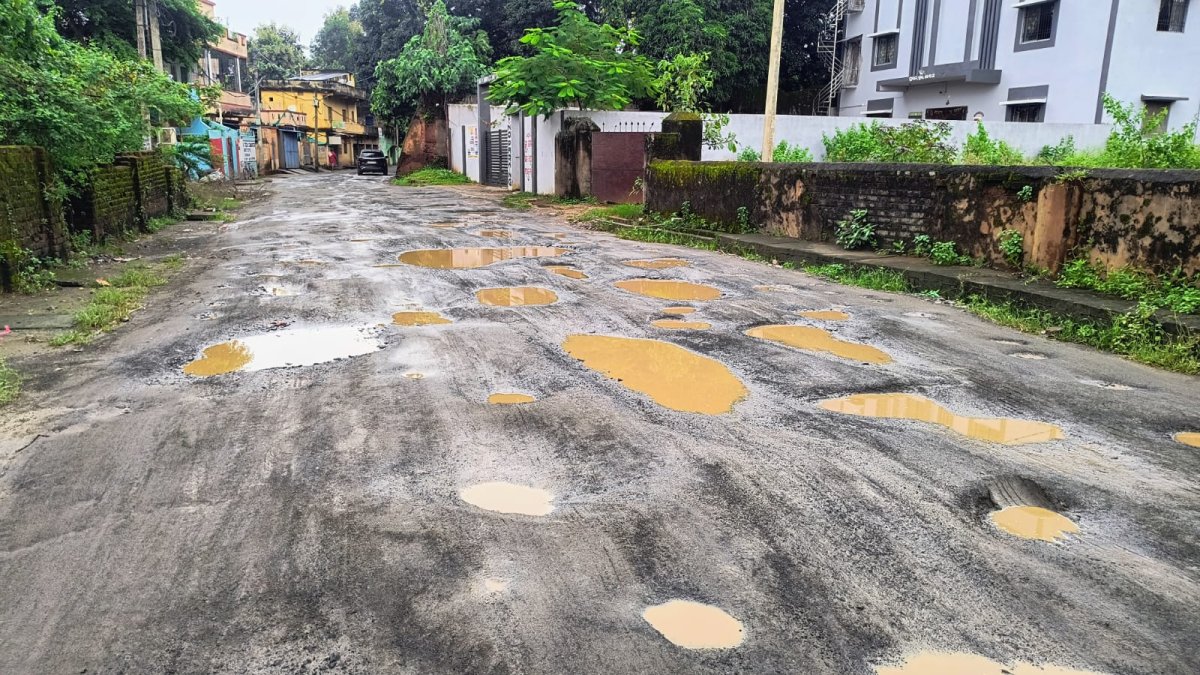 କେସିଙ୍ଗା NAC ୧୦ ନମ୍ବର ୱାର୍ଡରେ ରାସ୍ତା ନା ‘ପୋଖରୀ’? ରାସ୍ତା ମରାମତି ଓ ଡ୍ରେନେଜ୍ ବ୍ୟବସ୍ଥାକୁ ନେଇ EO, JE ଓ କାଉନସିଲରଙ୍କ ଭୂମିକା ଉପରେ ପ୍ରଶ୍ନ