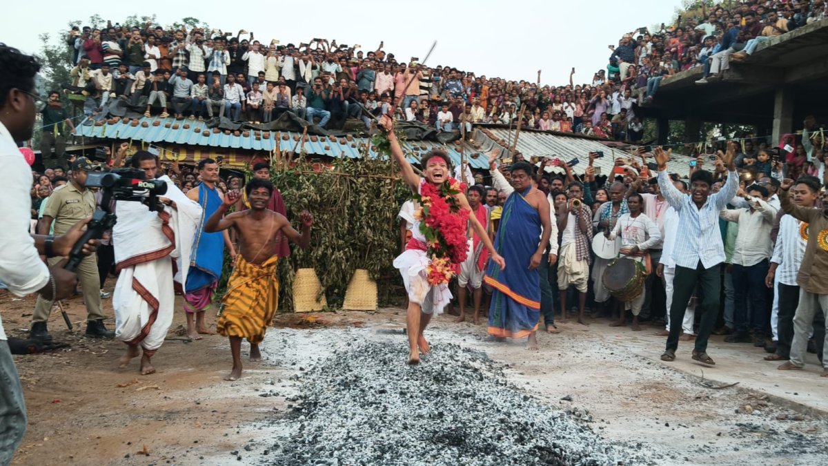 ଥୁଆମୂଳ ରାମପୁରରେ ଅଗ୍ନି ଭୈରବ ଦେବଙ୍କ ଝାମୁଯାତ୍ରା ଅଗ୍ନିକୁଣ୍ଡରେ ଅଗ୍ନି ପରୀକ୍ଷା, ଘୁମୁରା ପ୍ରତିଯୋଗିତା ମୁଖ୍ୟ ଆକର୍ଷଣ